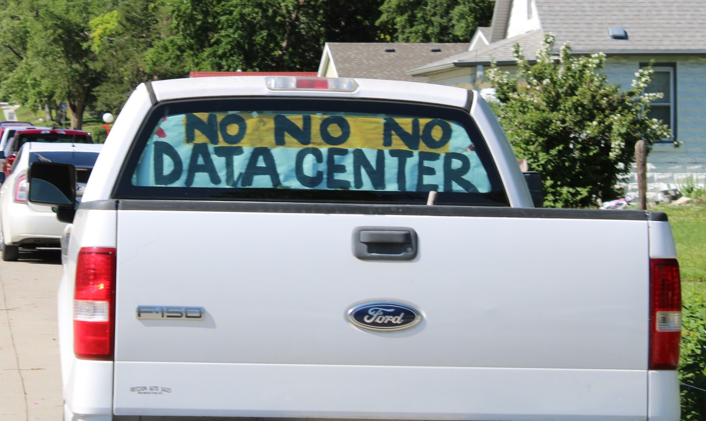 居民车后窗上的抗议标语「NO NO NO DATA CENTER」（图片来源：Wikimedia Commons / Catboy69，CC BY 4.0）