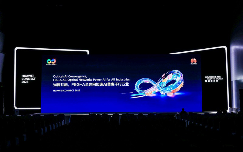 HUAWEI CONNECT 2026 展区：大屏展示「光智共融，F5G-A 全光网加速 AI 推理算力贯通」方案