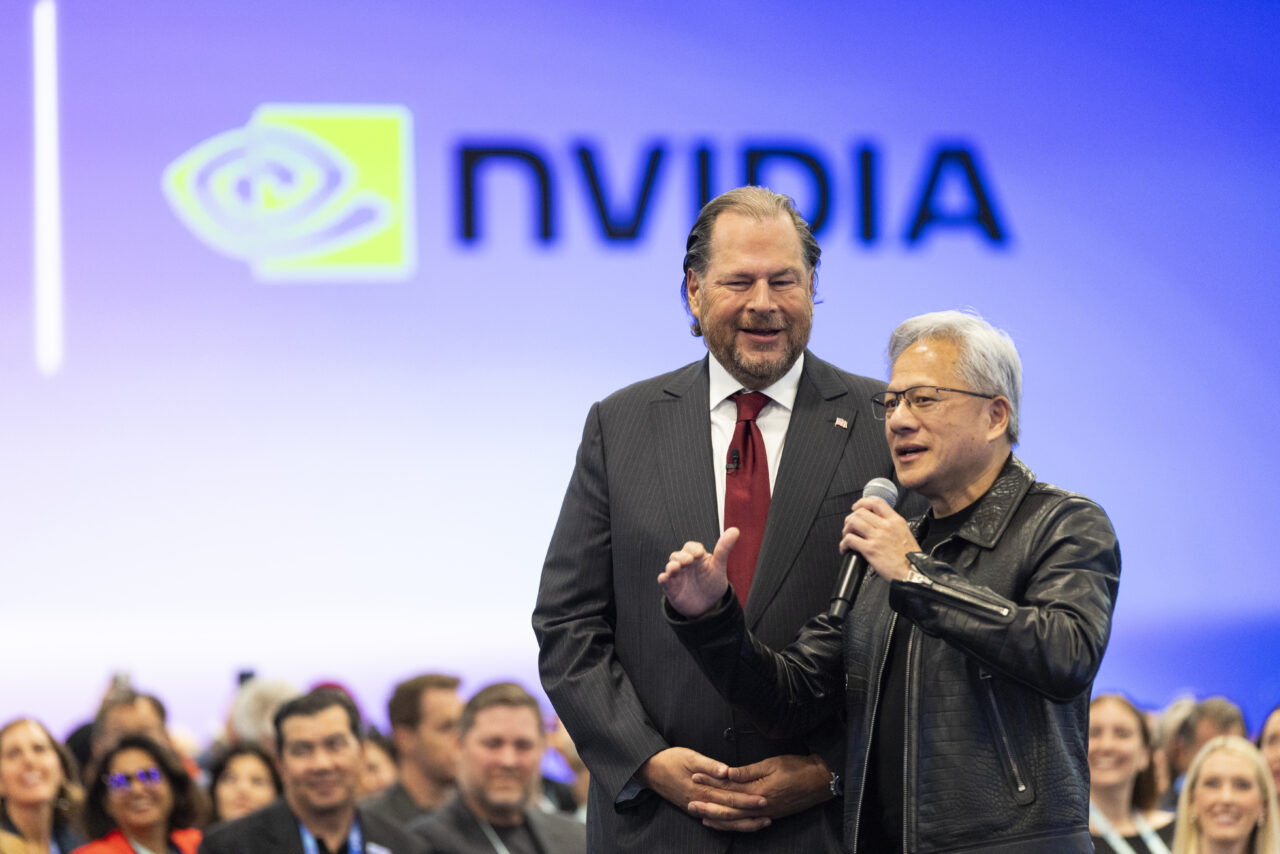 Marc Benioff 与黄仁勋同台发布 Koa(图片来源:NVIDIA 官方博客 Dreamforce 现场照片)